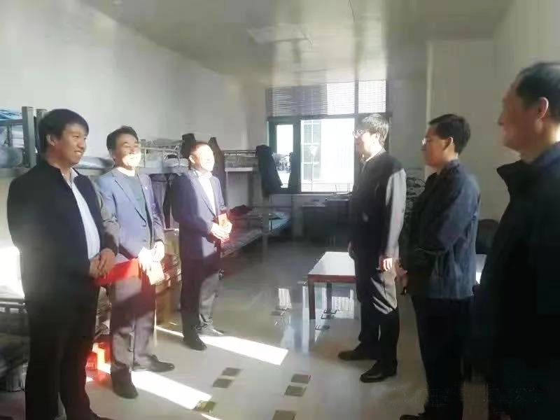 工業(yè)園區(qū)管委會、泓源公司慰問園區(qū)機關保安門衛(wèi)等一線人員(圖2)
