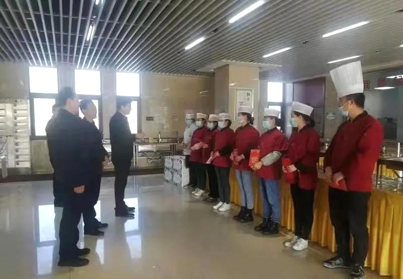 工業(yè)園區(qū)管委會、泓源公司慰問園區(qū)機關保安門衛(wèi)等一線人員(圖3)