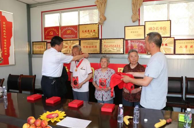 走訪慰問(wèn)老黨員 深入實(shí)際學(xué)黨史—— 市政府國(guó)資委慰問(wèn)泓源公司老黨員、困難黨員(圖2)
